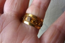 Superbe travail de joaillerie pour cet anneau en or 18K signes du zodiac