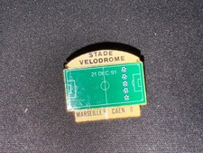 (V4) PINS BADGE ENAMEL VINTAGE STADE VELODROME MARSEILLE OM CAEN 5-0 21/12/1991