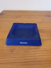 Cendrier publicitaire Novotel en verre bleu profond 2x10 cm