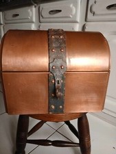 Ancien gros coffre  En Cuivre et bois à voir!!