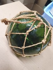 Ancienne boule flotteur pêche avec filet en corde en verre vert