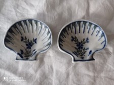 Porcelaine de Bayeux, Moutardier + Poivrier et Salière en forme de coquille