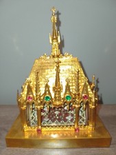 Chasse reliquaire néo gothique avec reliques/ laiton doré/DITE CATHEDRALE/H.19cm
