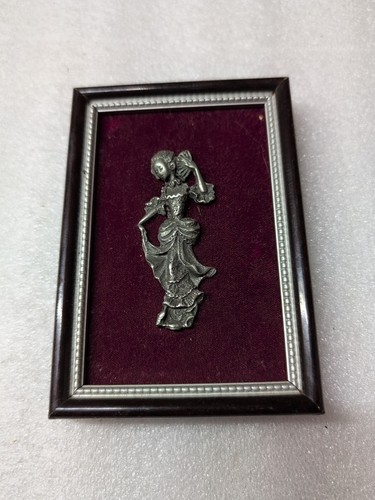 Bas relief femme etain - relief, sur