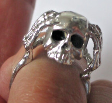 Bague taille 57 couleur argent tête de mort dans les mains bijou original 2787