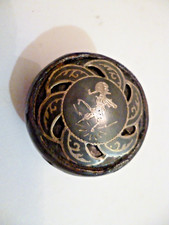 Japon Meiji (1868/1912) Kagamibuta en bois et métal pour attacher un inro