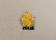 pin's pneus Michelin (époxy base dorée version laurier) hauteur: 2,9 cm