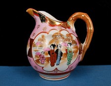 Pot ou verseuse à lait en porcelaine de Japon fin 19eme décor femme homme Kimono