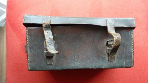 Boite cuir marquée s - boite,