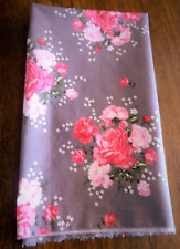 Coupon de tissus Ameublement  à décor de fleurs sur fond gris   - 75 cmx 76 cm