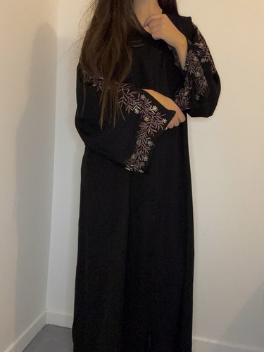 Abaya brodée sur les manches - brodée,