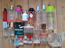 Lot 20 bouteilles parfum et miniatures Prada JP Gaultier Cacharel Hermès Chloé