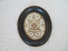 ancien reliquaire  dans son cadre noir et verre bombé