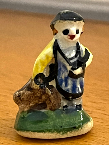 Adorable petite fève ancienne - petite,