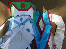 LOT DE 4 DIFFÉRENTS TABLIERS