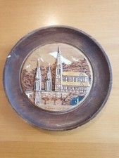 ancienne assiette en bois sculpté figurant Lourdes signée DY