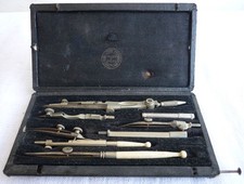 BOÎTE COMPAS +CACHE DESSIN