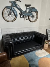 Canapé Chesterfield 2 places en cuir noir - sans les coussins