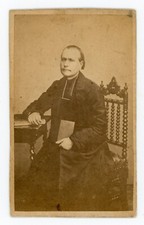 PHOTO CDV 1855, un abbé religieux prêtre ecclésiastique assis mobilier