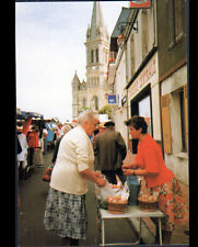 CHEMILLE (49) COMMERCES , EGLISE & MARCHANDE d'OEUFS au Marché animé en 1991