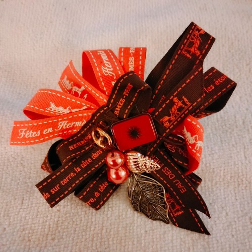 Broche fait main avec - , ruban