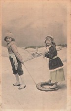 CP NOIR BLANC GARCON BONNET FESANT GLISSER PETITE FILLE SUR FER A CHEVAL