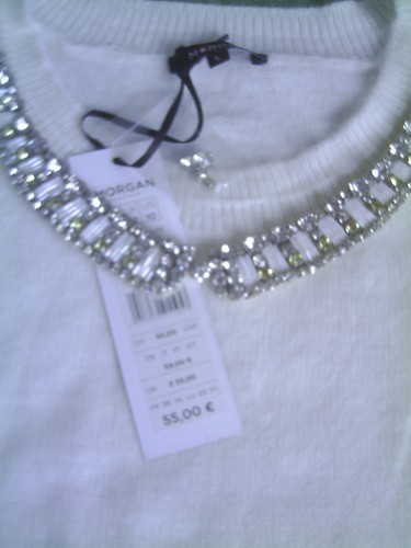 Pull angora embijouté
