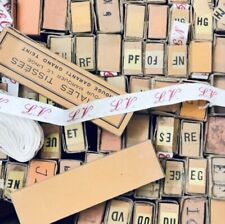 Initiales / Lettres / Monogrammes brodés sur ruban - Rouge - Textile ancien  