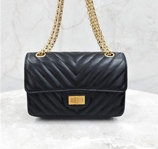 CHANEL Mini sac Chevron