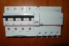 DISJONCTEUR 409797 DIFFERENTIEL 410628 TETRA. 32A 300mA LEGRAND AC, 4POLE PC25KA