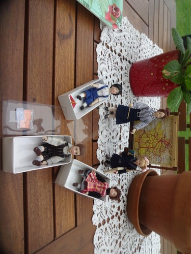 Poupees figurines ecole de - figurines,