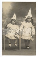 Enfants en costume de fête, très expressives - Photo carte ancienne c. 1900