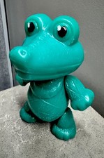 Ancien crocodile en plastique