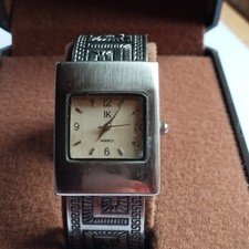 Montre femme IK   quartz bracelet rigide décor grec gravé pile incluse