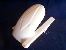 17) Carénage polyester lèche roue arrière HONDA HORNET 2007 brut