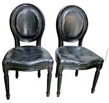 Lot de 2 Chaises médaillons bois laqué noire, capitonnées, cuir noir
