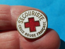 ancien  INSIGNE EMAILLE  Secouriste de la croix rouge française CRF