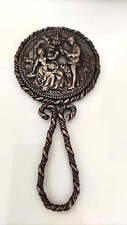 Ancien Petit miroir à main en étain repoussé à décor scène galante - Vintage