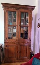 Bibliothèque d'ecole ancienne avec portes vitrées