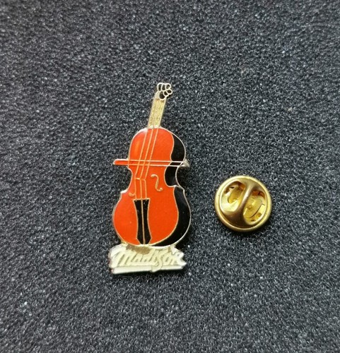 Pin madison contre basse - pin's,