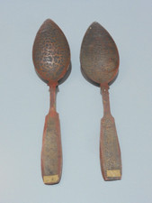 - 2 ANCIENNES CUILLERES BOIS PEINT avec étiquette RUSSIE COLLECTION VITRINE   D