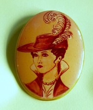 BROCHE  VINTAGE SÉRIGRAPHIE  DESIGN 70’S FEMME ELEGANTE AU CHAPEAU DN4443