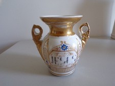 VASE D'EGLISE EN PORCELAINE DE PARIS BLANC DORE ET BLEU FORME AMPHORE MEDICIS