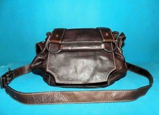 sac besace PINK OPIUM ARIDZA BROSS en cuir marron porté épaule ou travers