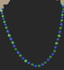 Collier en pierre semi précieuse en malachite et Lapis lazuli fermoir plaqué or