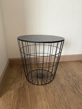 Table Basse design constitué d’un panier rangement en métal noir avec couvercle