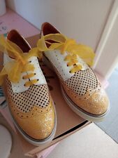 Belles chaussures jaune quasi neuves en cuir.prix initial 149€.Marque italienne.