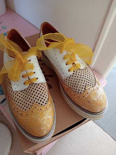 Belles chaussures jaune quasi