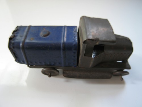 Ancien petit camion - , citterne