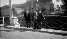 3 jeunes garçons rambarde